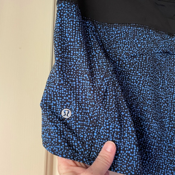 Lululemon Black and Blue Pattern Shorts - size 8 - Picture 2 of 4